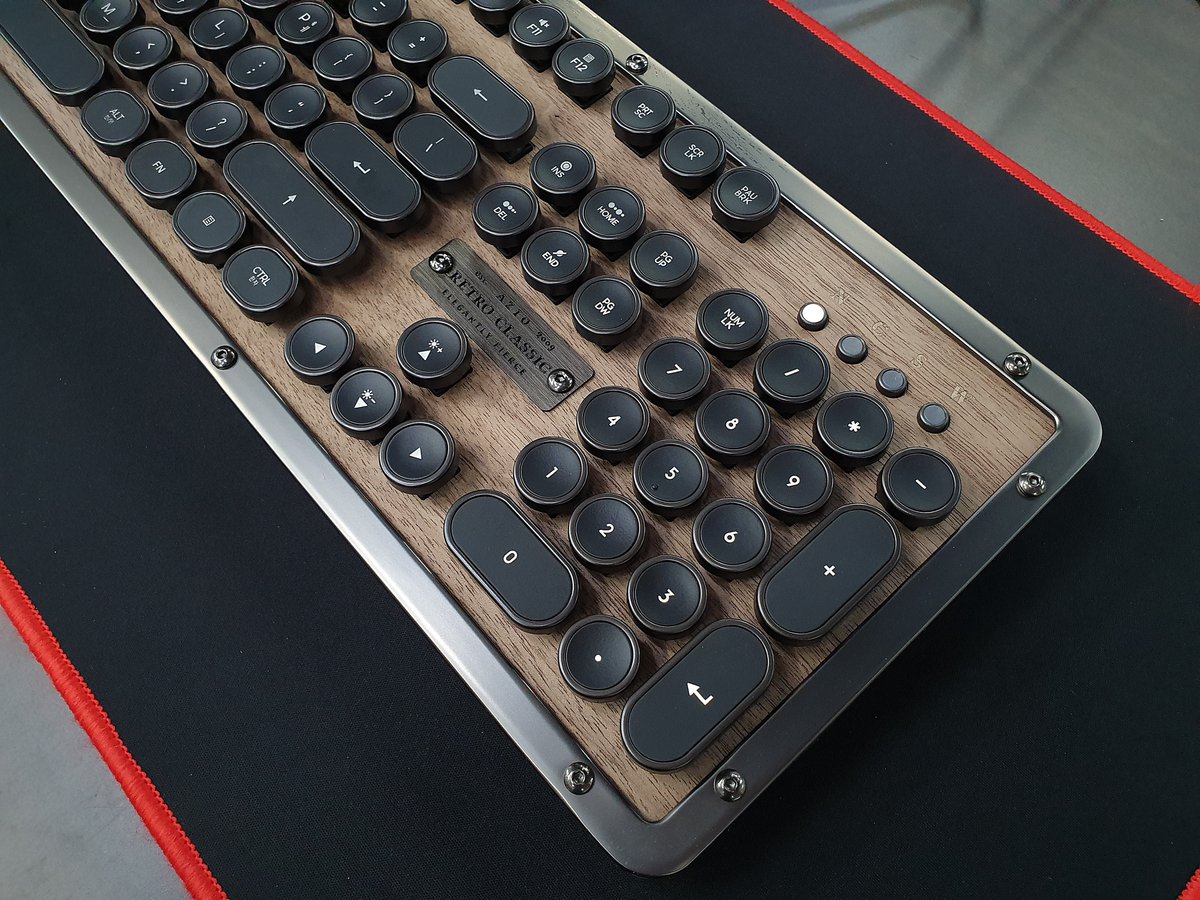 comwoori's tweet image. 310번째 이벤트 입니다

레트로 클래식 키보드 엘우드로 진행하겠습니다!
(ABKO AZIO 엘우드)

동그란 레트로 키캡에 바닥은 나무재질로 디자인된 제품입니다

제품군 단종으로 마지막 레트로가 될것 같네요 😭

팔로우 + 리트윗 해주신 분들 중 한분 추첨해서 드릴게요

19일 화요일에 추첨할게요!