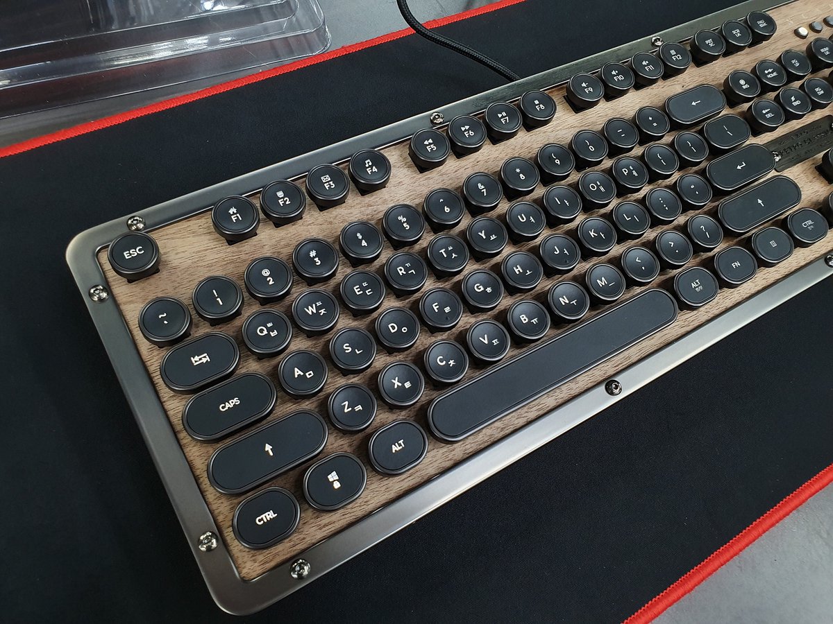 comwoori's tweet image. 310번째 이벤트 입니다

레트로 클래식 키보드 엘우드로 진행하겠습니다!
(ABKO AZIO 엘우드)

동그란 레트로 키캡에 바닥은 나무재질로 디자인된 제품입니다

제품군 단종으로 마지막 레트로가 될것 같네요 😭

팔로우 + 리트윗 해주신 분들 중 한분 추첨해서 드릴게요

19일 화요일에 추첨할게요!