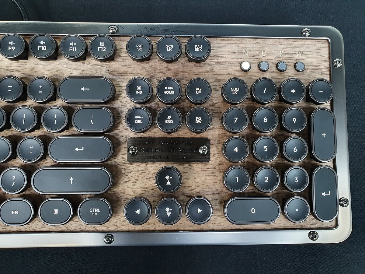 comwoori's tweet image. 310번째 이벤트 입니다

레트로 클래식 키보드 엘우드로 진행하겠습니다!
(ABKO AZIO 엘우드)

동그란 레트로 키캡에 바닥은 나무재질로 디자인된 제품입니다

제품군 단종으로 마지막 레트로가 될것 같네요 😭

팔로우 + 리트윗 해주신 분들 중 한분 추첨해서 드릴게요

19일 화요일에 추첨할게요!