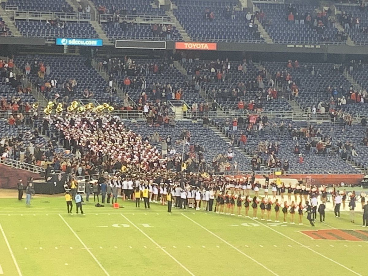 1bctr's tweet image. Even the Aztecs come over their band @FresnoStateFB  @CGProgram