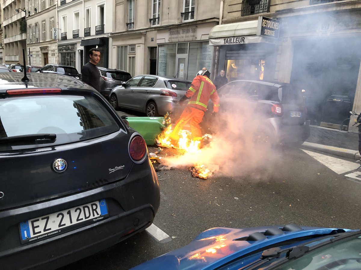 geoffroyboulard's tweet photo. ❗️Je condamne fermement les premières dégradations et incendies de poubelles (rue Descombes) en marge du rassemblement #GiletsJaunes à #Champerret. Merci aux @PompiersParis
🤝 Tout mon soutien aux policiers @prefpolice et aux commerçants 
⚠️ 👀 J’appelle à la vigilance citoyenne https://t.co/HhkZYwMH13