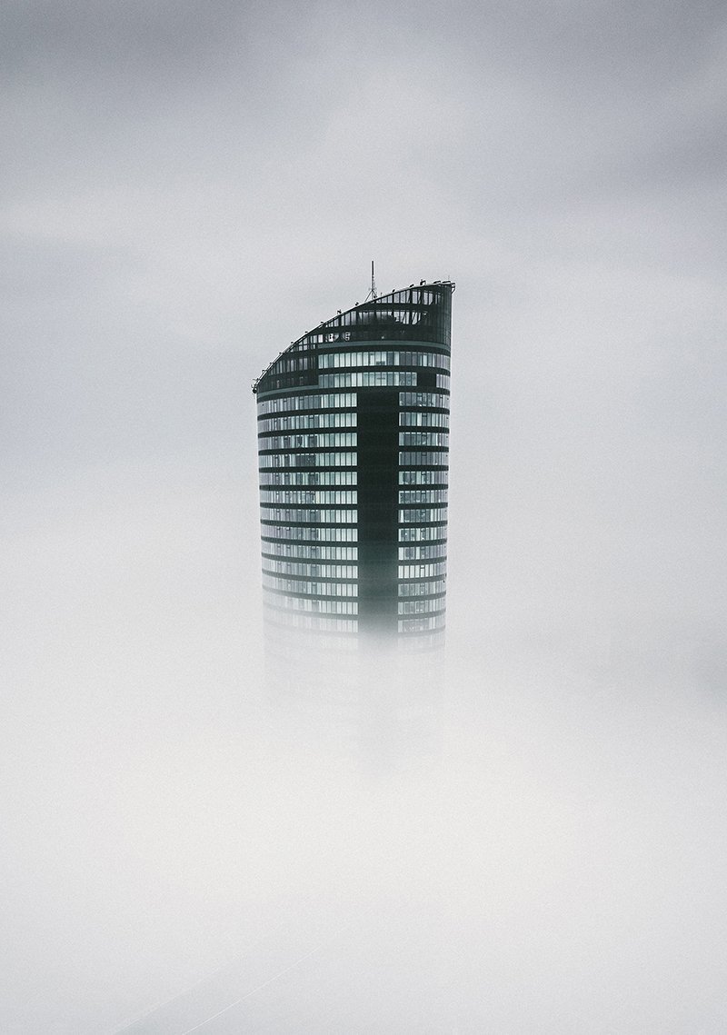 sadek's tweet photo. Jedno z tych zdjęć, na które polowałem miesiącami sprawdzając meteogramy pogodowe, obraz z kamer internetowych. Trzeba było poczekać na idealną mgłę, nad którą wystawałby czubek wrocławskiego Sky Tower. https://t.co/nckw4yZrOP