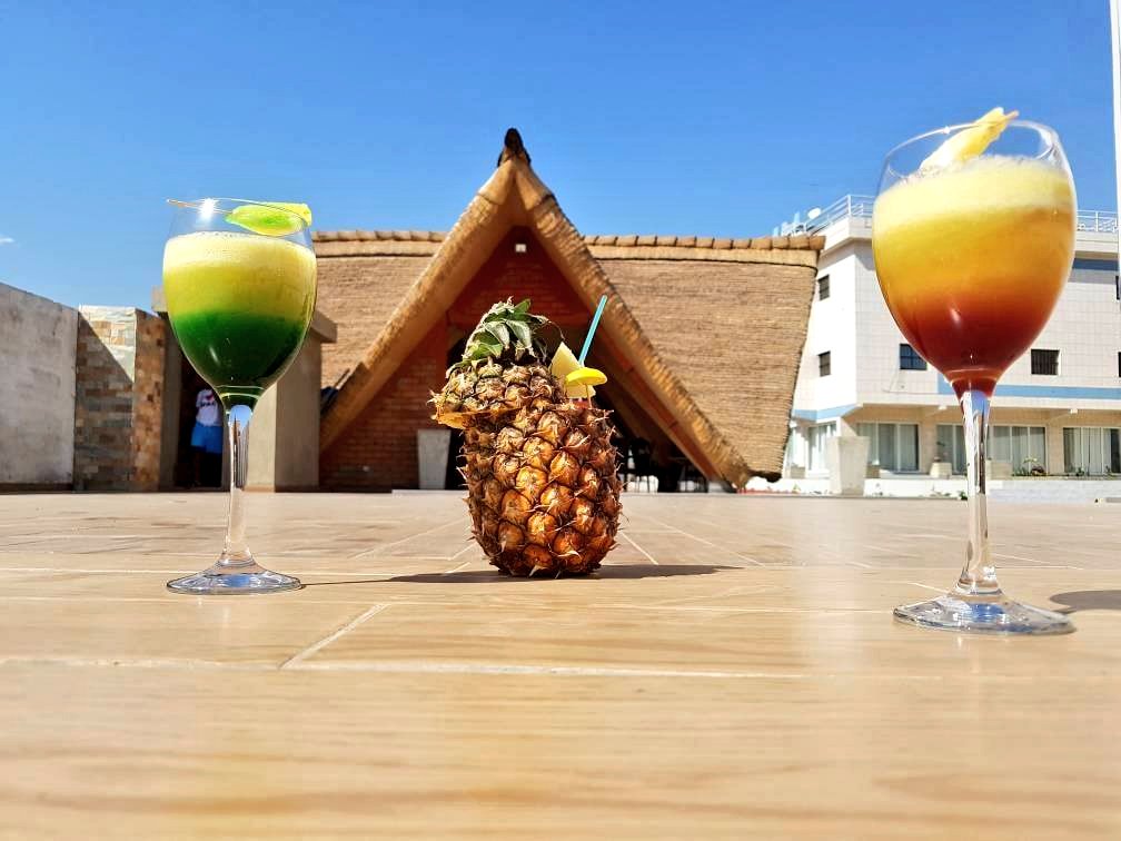 AdjoEdwige's tweet image. Avec cette affaire de randonnée au #Blogcamp. Je m'imagine déjà, au bord de la piscine de l'hôtel #Défalè, après un bon massage avec le beurre de karité de @toke_nsa, sirotant un succulent cocktail😋😋
CP : #EbenScar