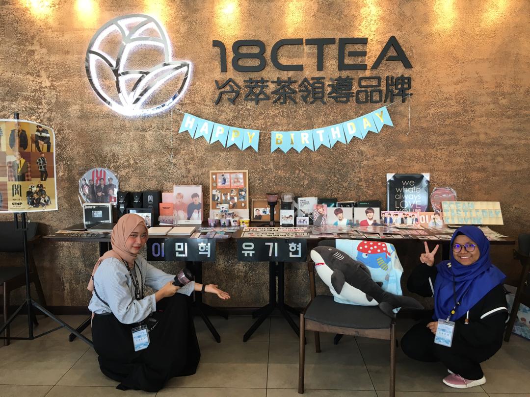 ara_381's tweet photo. Tqsm to my crewmate @xxghoul88 for helping...๐
Tqsm to all crew & organiser @minmungMY for our November Hero...๐ณ๐ฆ
Tqsm to #18CTea for the cafe...๐
Tqsm for anyone who coming...๐
#OCEANTASTIC #HappyKihyukDay https://t.co/iWaL3PpCxZ