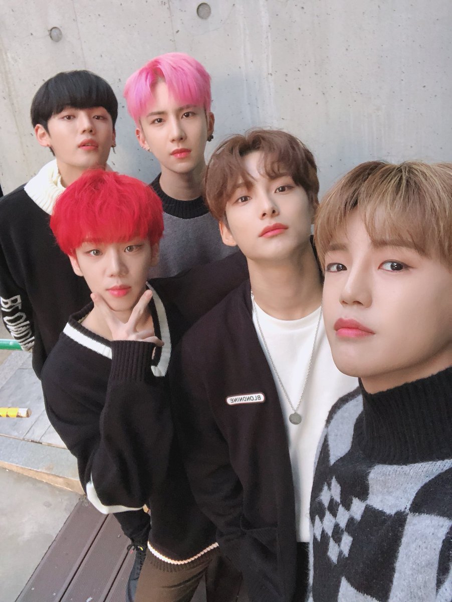 official_ACE7's tweet photo. [#에이스]

오늘도 여러분을 브이앱의 세계로 초대합니다👀

#ACE #에이스 #CHOICE #초이스
#일로와 #드루와 #빨리와 https://t.co/8DzFen6HbI