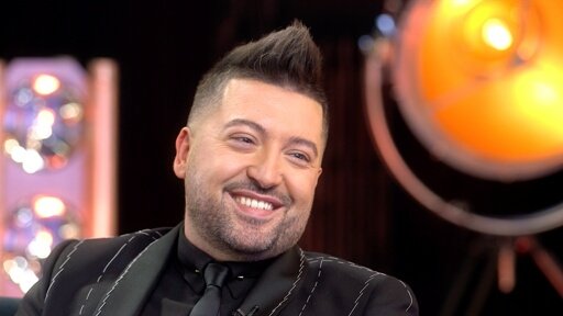 Le portrait en 5 dates de <a href="/LeChrisMarques/">Chris Marques</a> ce soir à 17h50 dans #50mninside sur <a href="/TF1/">TF1</a> 👌 <a href="/nikosaliagas/">Nikos Aliagas</a>