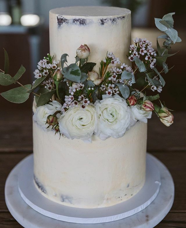 Cocoaandflour's tweet photo. Chocolate cake insides peeking through this beauty last weekend, celebrating Charlotte &amp; Mike in the Hunter Valley 💕 📷 @ap_photography_au 
#sydneycakes #huntervalley #rusticweddingcake
#TheCremins https://t.co/AJYXn7SVyI