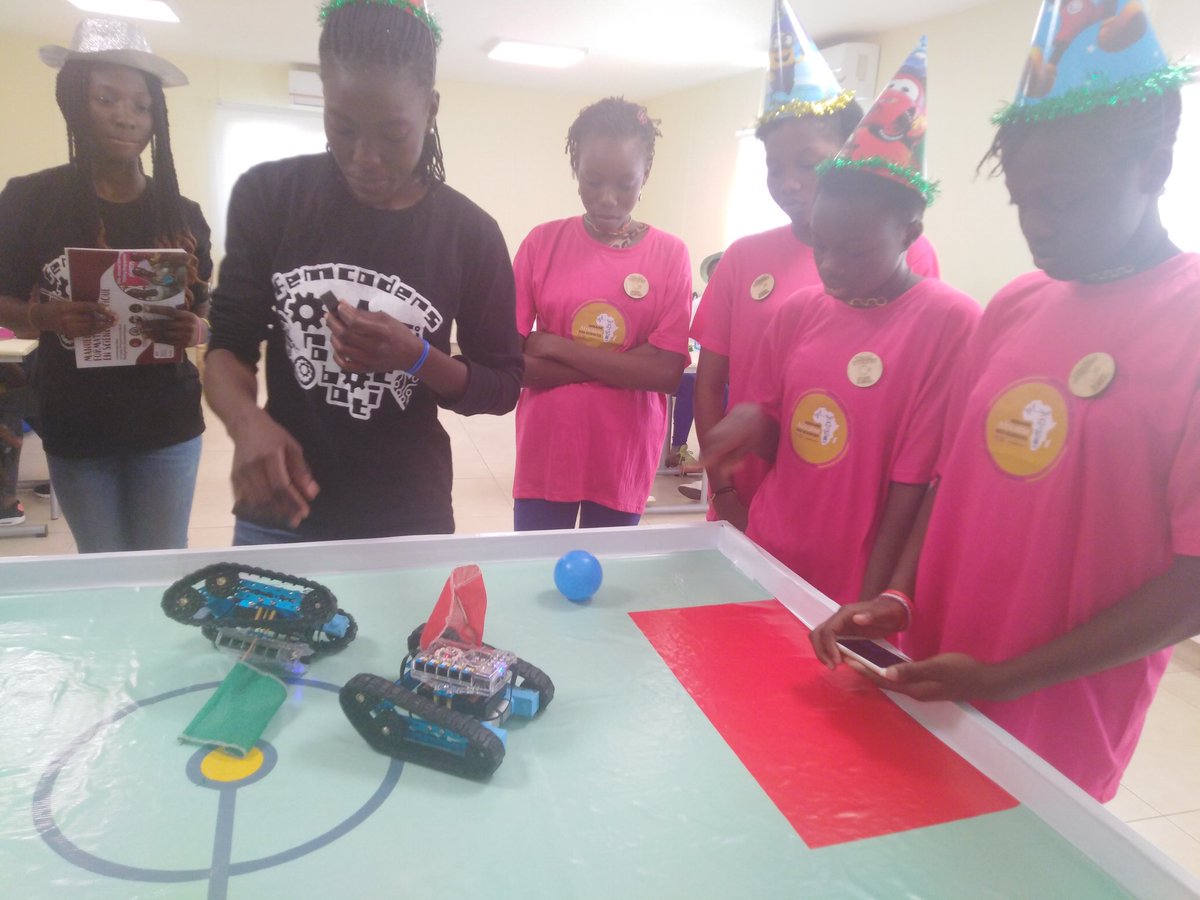 femcoders15's tweet photo. Compétition des apprenants des diverses ecoles présentes autour d'un jeu de foot appelé ALLEZ LES ÉCUREUILS
😀😋 @GeekOnHeels01
@NextEinsteinFor #AfricaScienceWeek #femCoders15 #Robotics #BeninBot #BeninBotOfficiel https://t.co/gC6HvYixAi