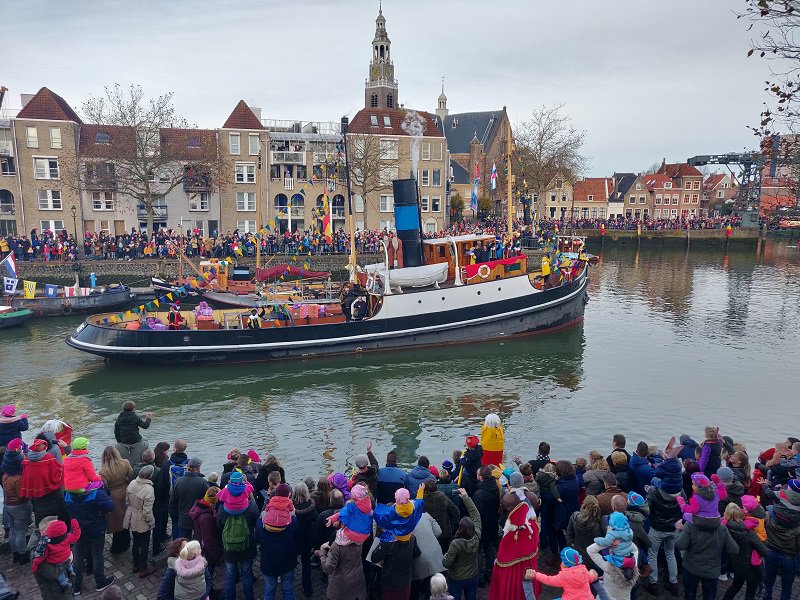 Maassluis24's tweet photo. Zie ginds komt de stoomboot.... Sinterklaasintocht in #Maassluis https://t.co/LX0dGfoFCv https://t.co/gI1oNWyGVl