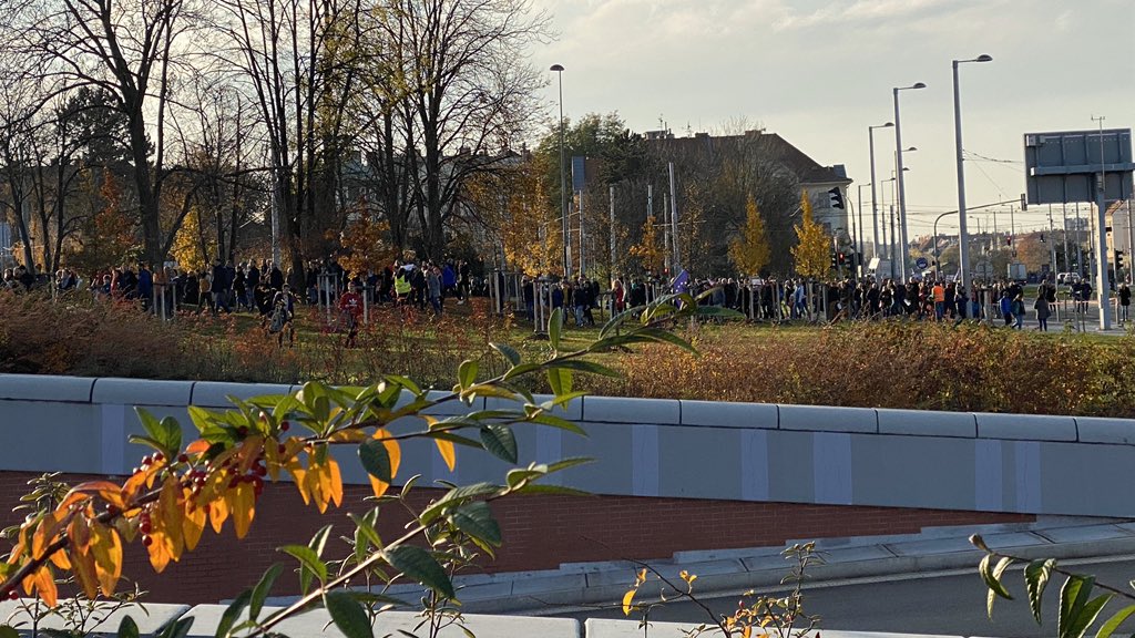 michalblaha's tweet photo. Prvni fotka je úplně z konce Letne a druhá davy lidí, které stále přicházejí i 28 min po začátku
#letna #plno https://t.co/nh7OlfVvJo