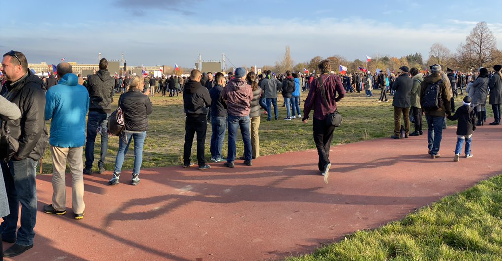 michalblaha's tweet photo. Prvni fotka je úplně z konce Letne a druhá davy lidí, které stále přicházejí i 28 min po začátku
#letna #plno https://t.co/nh7OlfVvJo