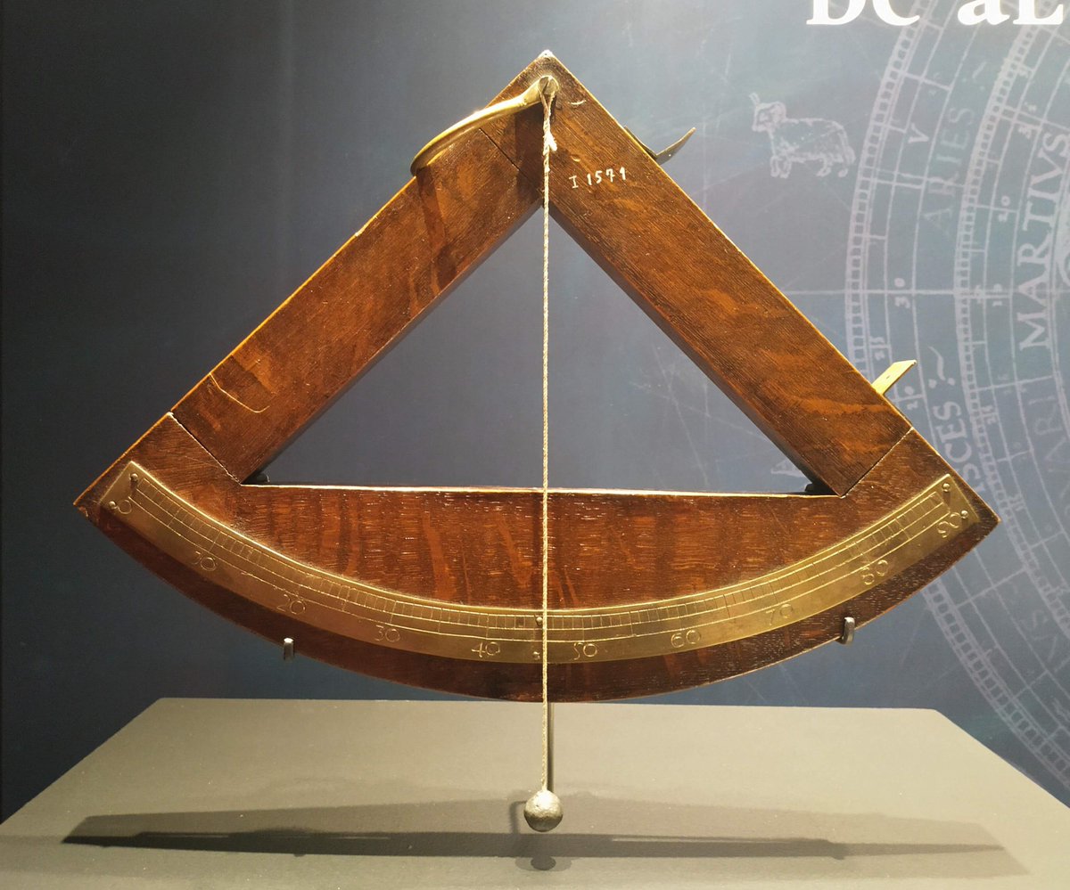 Museo_Naval's tweet photo. Este cuadrante forma parte de #AstroNaval
Para navegar es necesario controlar latitud, longitud, rumbo y distancia. Pero en el s. XVI solo controlaban el rumbo, gracias a la aguja de navegar y la latitud con el cuadrante y el astrolabio.
#FuimoslosPrimeros
https://t.co/wMRqbr1nD1 https://t.co/o4EFJ9UO03