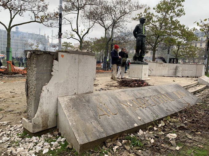 Paris : un monument dédié au maréchal Juin vandalisé pour servir de projectiles . EJf4c5IXUAEo8dJ?format=jpg&name=small