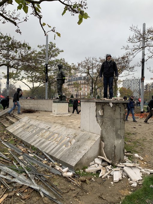 Paris : un monument dédié au maréchal Juin vandalisé pour servir de projectiles . EJf4c5JWwAAuShu?format=jpg&name=small