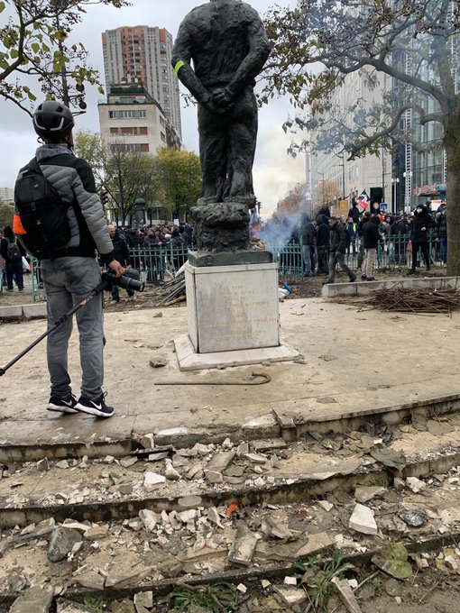 Paris : un monument dédié au maréchal Juin vandalisé pour servir de projectiles . EJf4c5QXYAAX6uU?format=jpg&name=small
