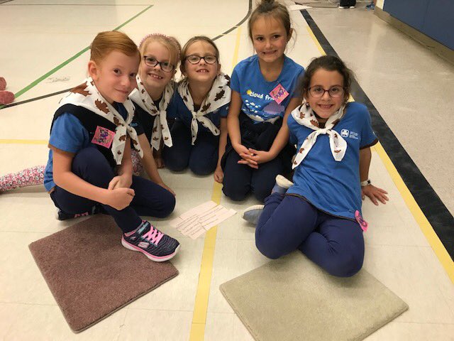 GGCOrangeville's tweet photo. 5th #Orangeville #Brownies welcoming #Tweenies to the Unit as they learn the #promise. @girlguidesonnv #everythingshewantstobe #GuideTogether #OurStory #sisterhood https://t.co/YhM5uRStvj