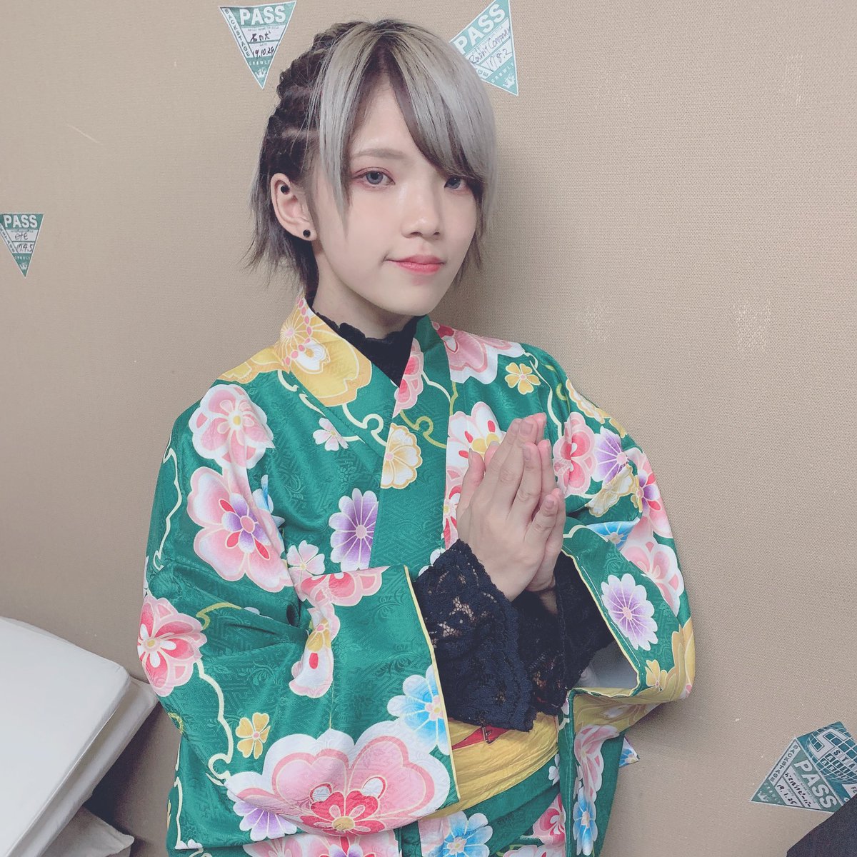 Bun_0719's tweet photo. The反撃ツアー京都公演ありがとうでした！
京都も最高な盛り上がりでした！初っ端からあっっつい！笑
アンコールは着物での出演でした！

そしてあんざっ(((虹かけゆかさんの弟子のジャケット借りてツーショ撮ったど〜💗
次は24日の浜松よろしくです！

#きゃわふる #The反撃 https://t.co/cHPPkE4Bfh