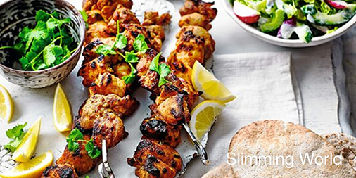 SlimmingWorld's tweet photo. Spice up your Saturday with a flavourful #Fakeaway! Tasty chicken skewers and fresh Greek salad, all wrapped up in a soft wholemeal pitta – a winning weekend kebab 🍢. https://t.co/dvlyxYdMur #SlimmingWorld #FreeFood https://t.co/fbt5o038qb