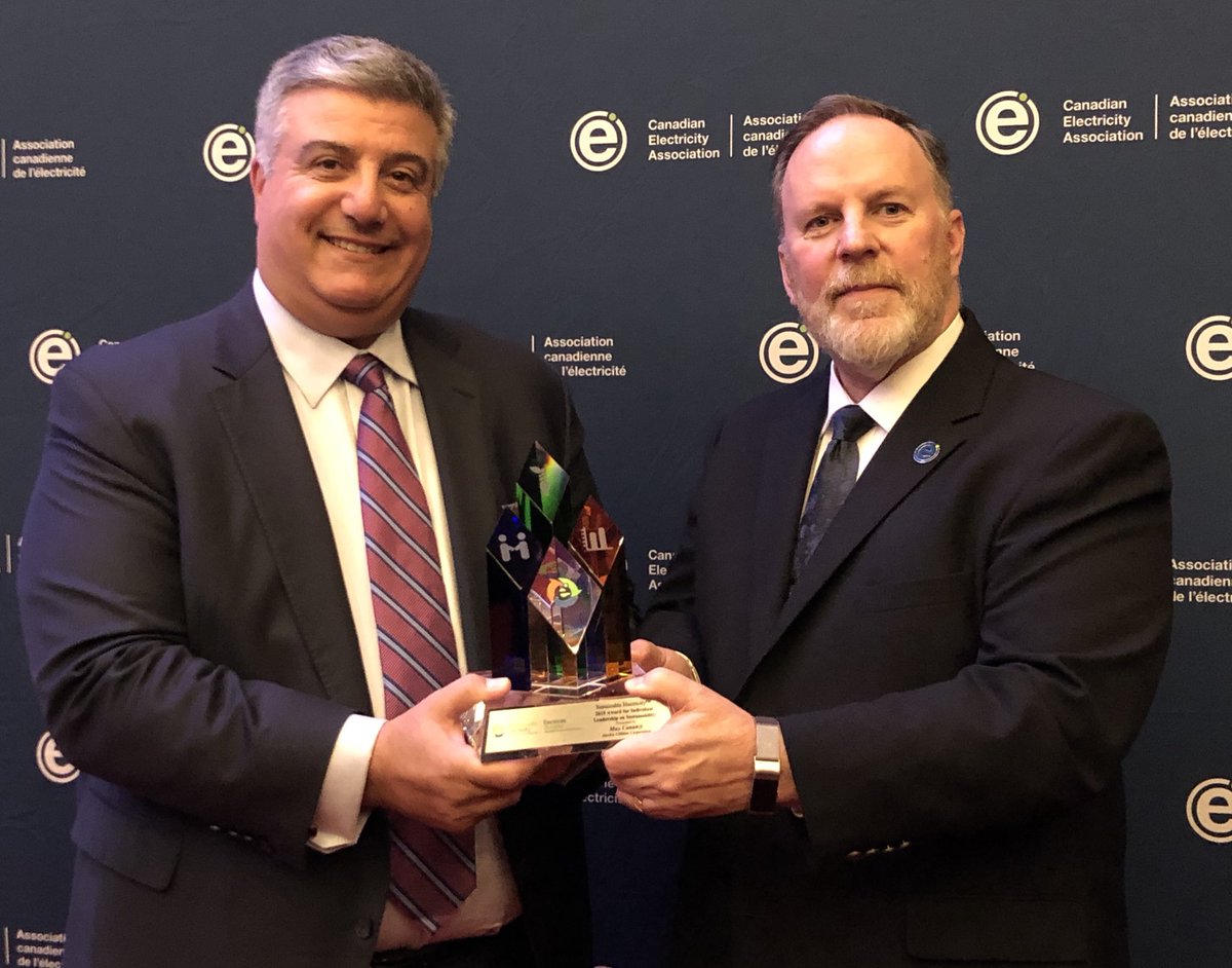 And here is the photo of Max Cananzi of Alectra receiving the Individual Leadership on Sustainability Award from Francis Bradley of the CEA. An impressive honour. ⁦<a href="/alectranews/">Alectra</a>⁩ ⁦@CDNelectricity⁩