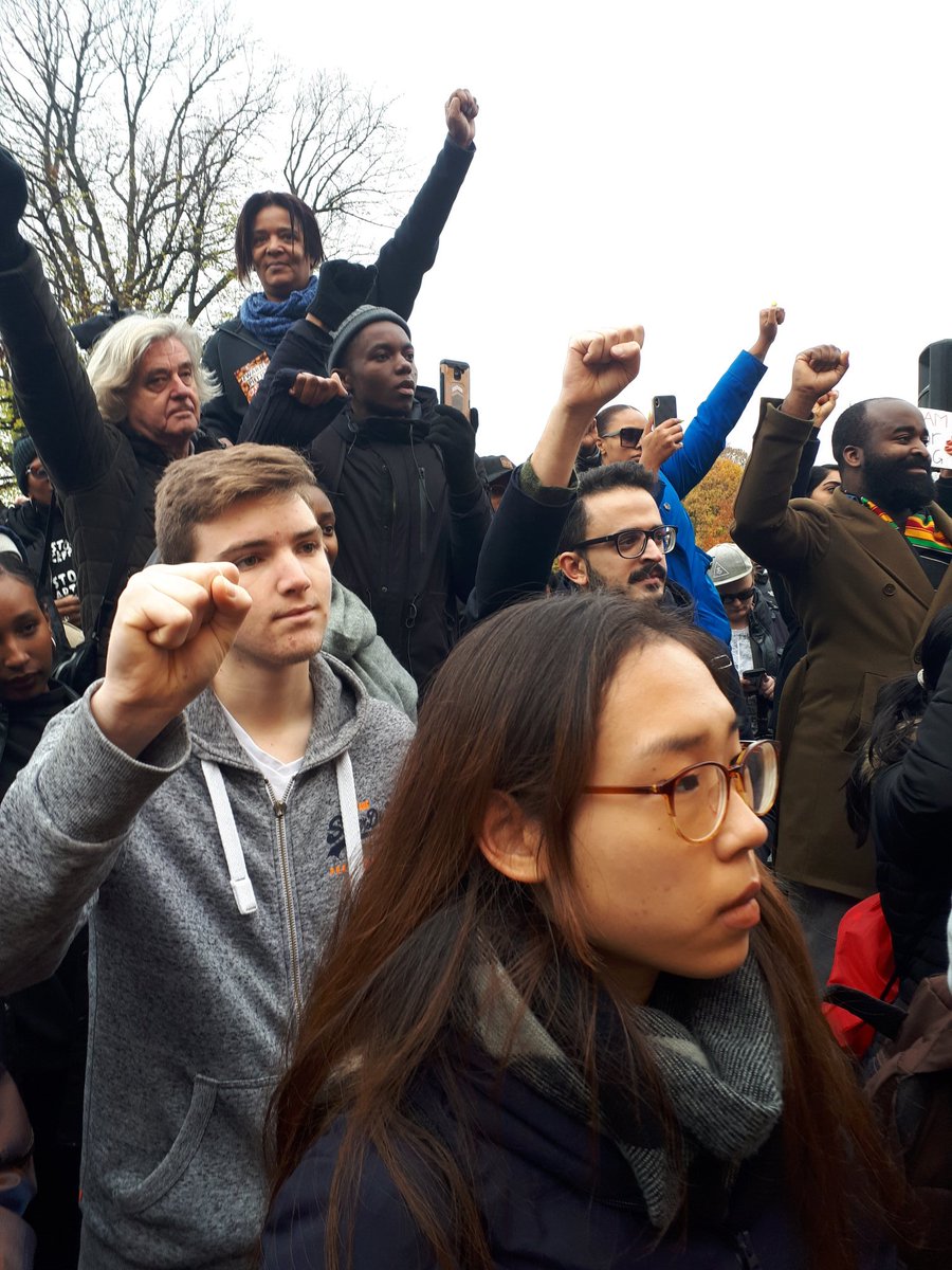 Gebalde vuisten in de lucht