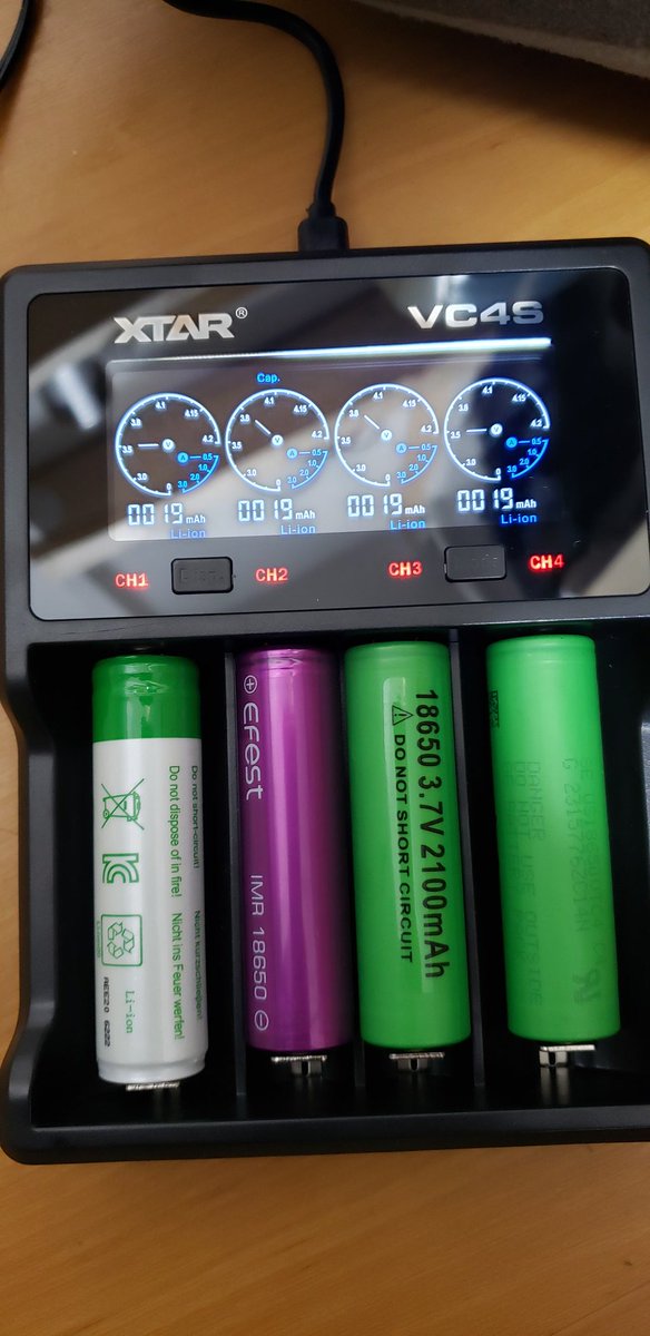 TAT_GEN3's tweet photo. リチウムイオンの懐中電灯貰ったけど、充電器が無いから壊れたMODで充電してたけど怖いし何よりも面倒臭いからVC4S買った

超格好良い

#vape https://t.co/NYHc683KXZ
