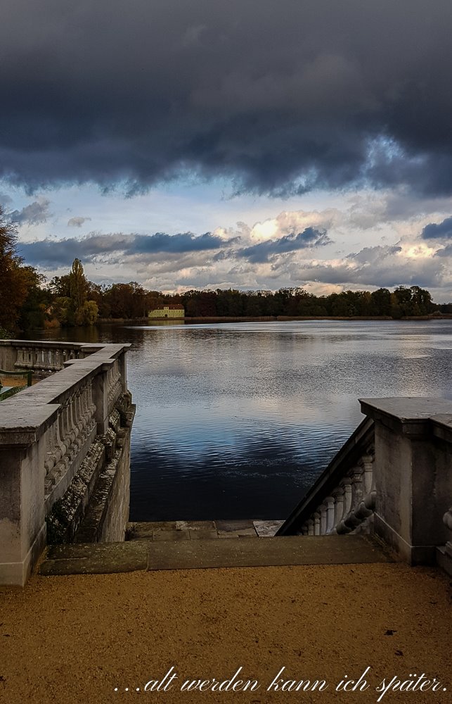 Meine Reise durch Brandenburg auf den Spuren von Theodor Fontane begann in Potsdam. Hier holten mich die Geschehnisse von vor 30 Jahren ein. altwerden-spaeter.blog/2019/11/15/pot…