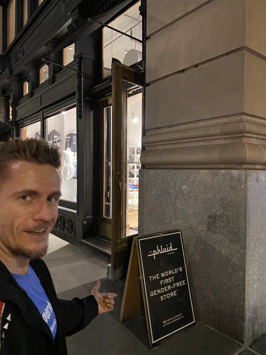 What a nice visit to <a href="/phluidproject/">The Phluid Project</a> and what a pretty &amp; lovely shop🌈 + crew(Kale) in the heart of #Manhattan🌇. Thanks for the little tour + pin and will definitely look back on my next #BigApple-visit. Huge ongoing success📈 and adaption team #PhluidProject + Mr. @robsmithnyc.