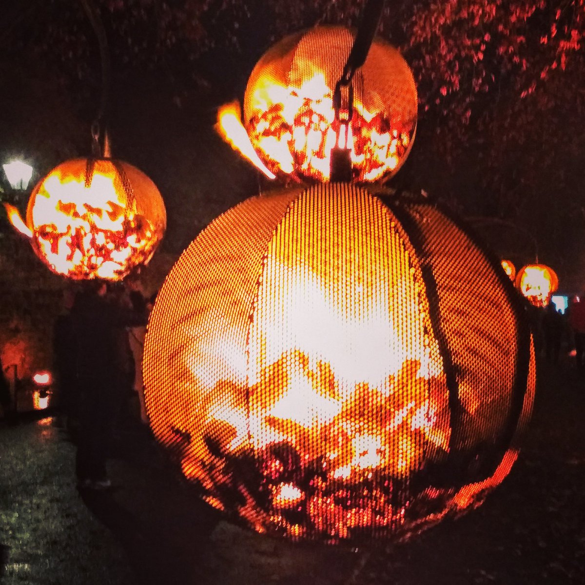 Make sure you are dressed for the weather with our #LumiereDurham weather guide: explorar.co.uk/durham/events/…

#Lumiere2019 #lumiere #durham