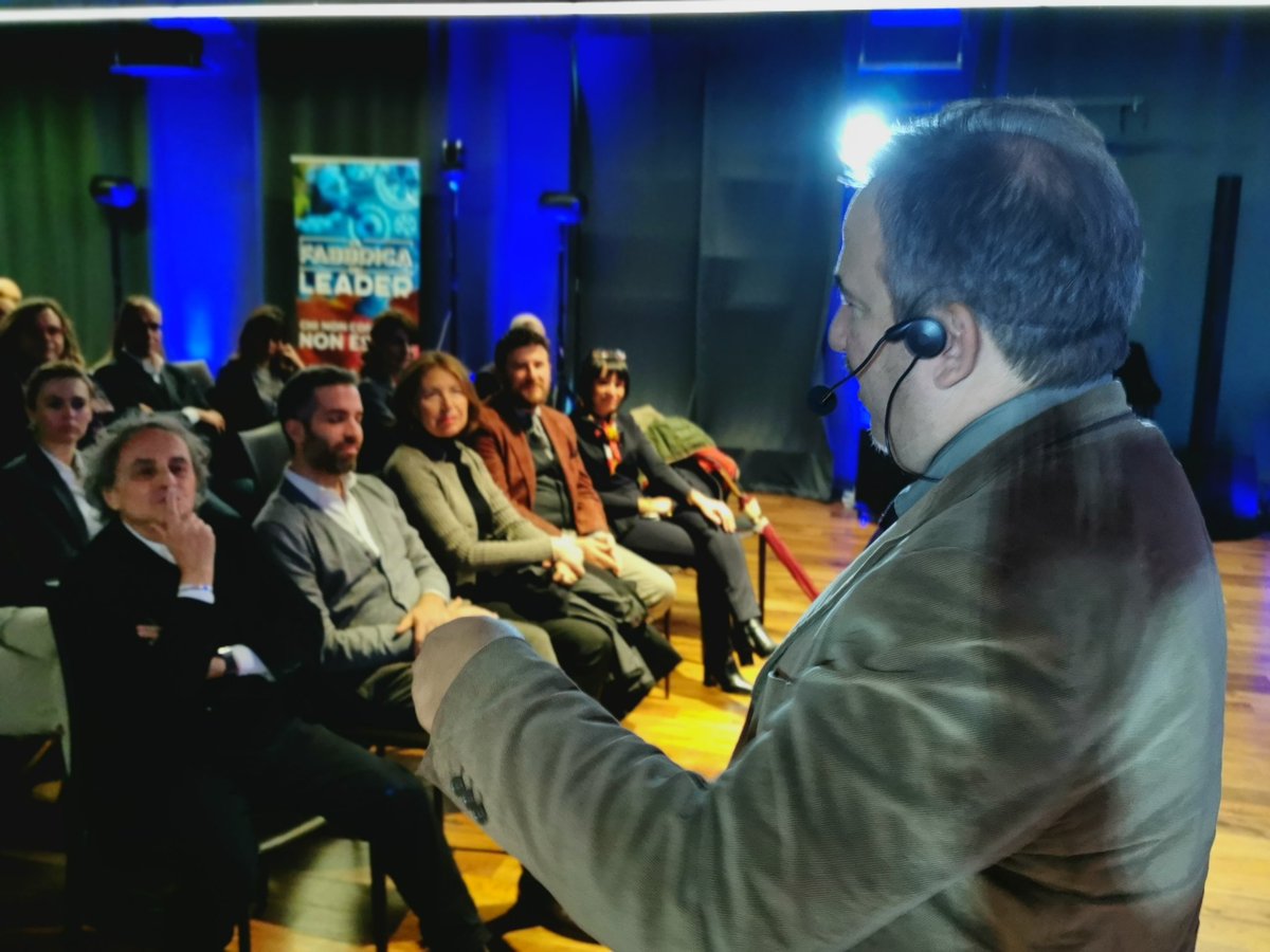 FabbricaLeader's tweet photo. ⚠️ A 30 anni dalla #CadutaDelMuro di Berlino @lucatelese commuove il pubblico con uno speech dedicato. ✔️ Sullo schermo scorrono immagini in bianco e nero riprese dal #Docuweb diretto da @AmbrogioCrespi  “Oltre il Muro” https://t.co/EcGL77AkqT https://t.co/wPVck3XH4o