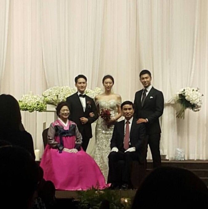 S_SChami218's tweet photo. 2016.11.05 Jihye's wedding
2019.11.16 Sooyeon's wedding

นี่สับสนมากๆกับชื่อน้องสาวคุณชิม เข้าใจมาตลอดคนรองจียุน คนเล็กซูยุน แต่ไม่นานมานี้แม่จีน/เกาบอก คนรองชื่อซูยุน คนเล็กชื่อจียุน เหนืออื่นใด ออมม่าสวยจัง

#ครอบครัวของเรา #JeongFamily #ShimFamily #HappyFamily ❤ https://t.co/HaYErEWzMj