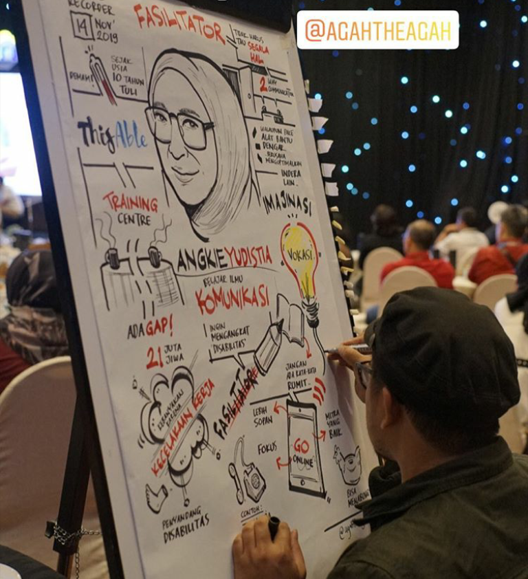 agahtheagah's tweet photo. Ada saya di story orang laen :D lagi ngerekam cerita #angkieyudistia dengan gambar #graphicrecording #graphicrecorder #livedrawing #thisable https://t.co/nnplF8UBmc