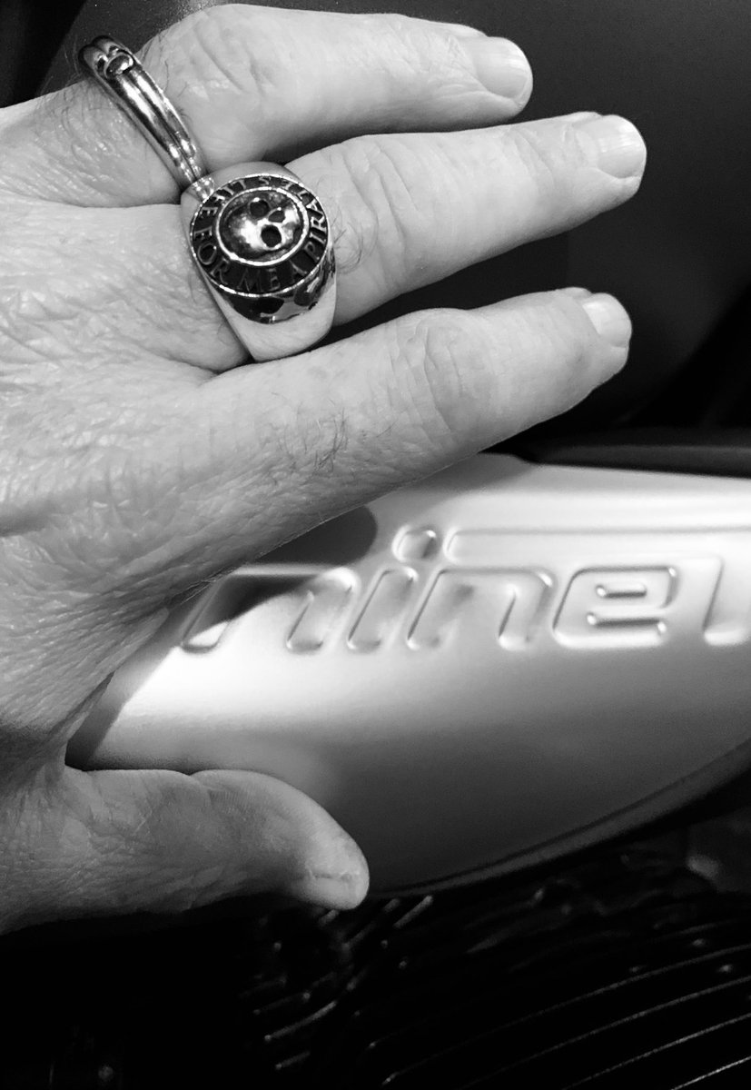 cire91600's tweet image. Ça va le faire ⁦@chazsterhd⁩ ⁦@BMWMotorrad⁩ ⁦@FlibustierParis⁩ #9T #fuckeverythinganbecomeapirate