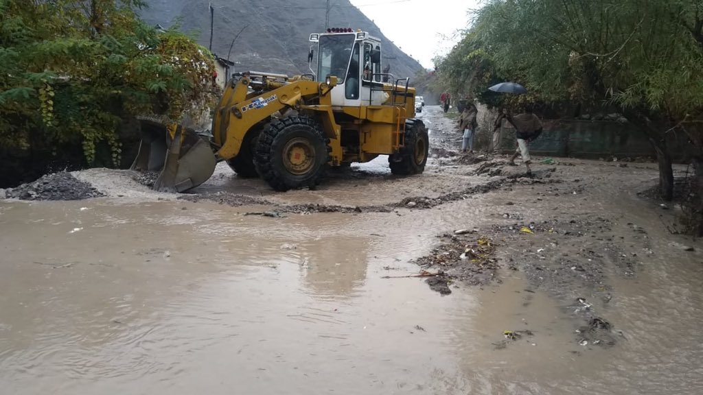 PDMAKP's tweet photo. Road Clearance in progress at Kaldam Drosh Road, Chitral. https://t.co/SCiN4Q45zC