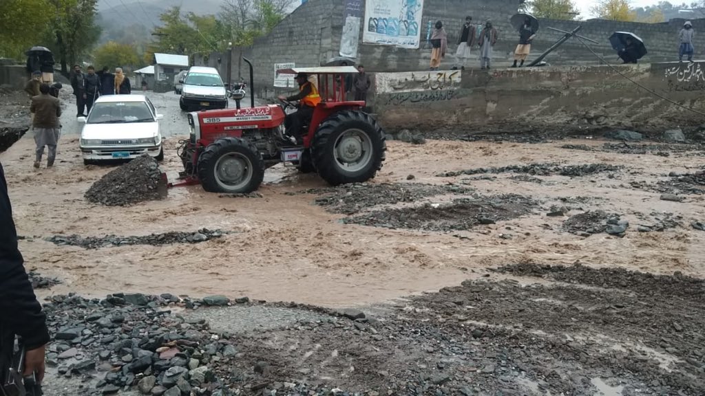 PDMAKP's tweet photo. Road Clearance in progress at Kaldam Drosh Road, Chitral. https://t.co/SCiN4Q45zC