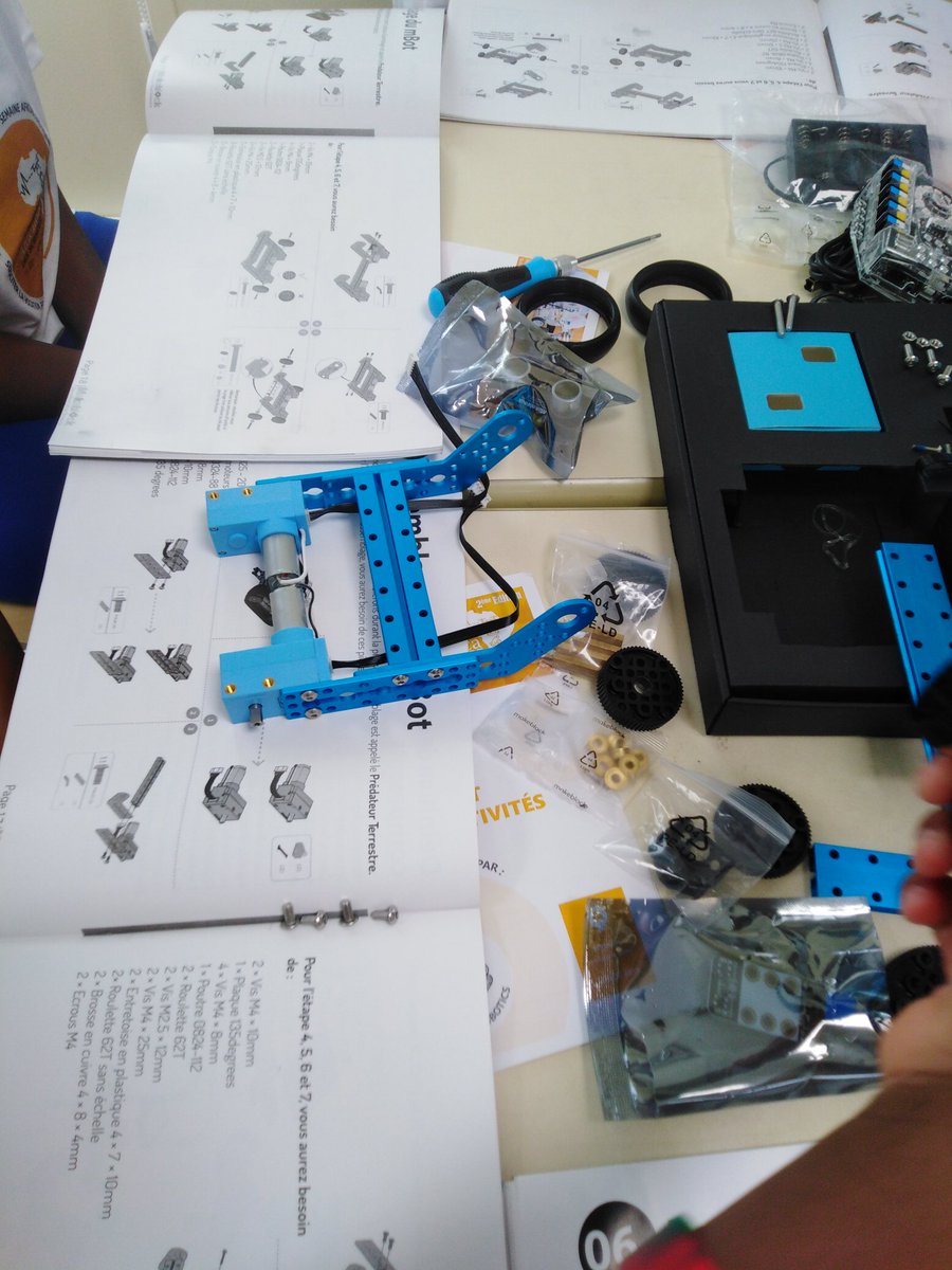femcoders15's tweet photo. Fin de l'assemblages des robots.
#AfricaScienceWeek #femCoders15 #Robotics #BeninBot #BeninBotOfficiel
@GeekOnHeels01 @BeninBotOficiel @EpitechBenin https://t.co/kxn37PZC5D