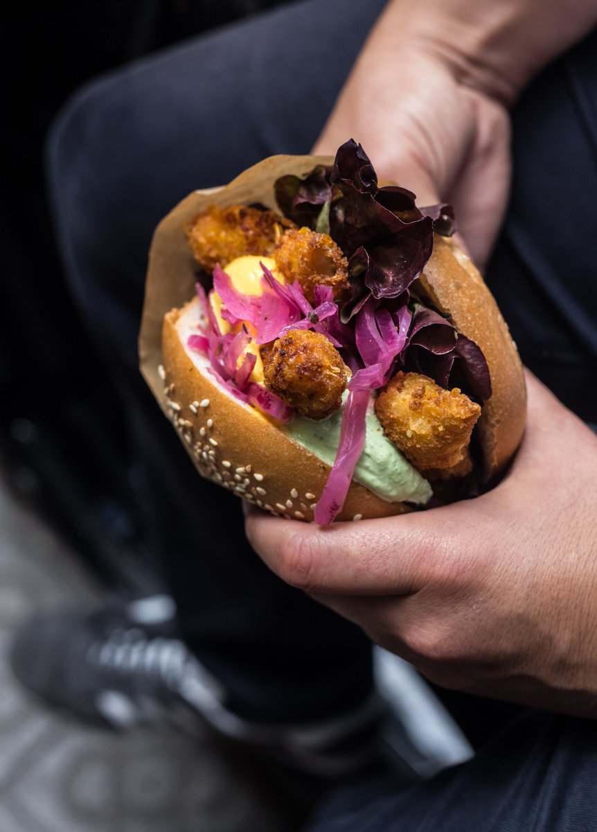 EatStreetBCN's tweet photo. Hoy, @monumental_club de 12h a 22h: #streetfood de #Barcelona y bandas 🔝
🥙🍲 @Masala73_bcn, @agosarats, @WarikeProject, @caravan_made, @casaxica & @LaCherryCoffee & more
🎙️🎧 #XicsnRoll, @hidrogenesse, @urfabrique, @fredcarlquist, @DJPEGATAS, @MetherZacker & more
👉 No falteu! https://t.co/qBQCtOM7e5