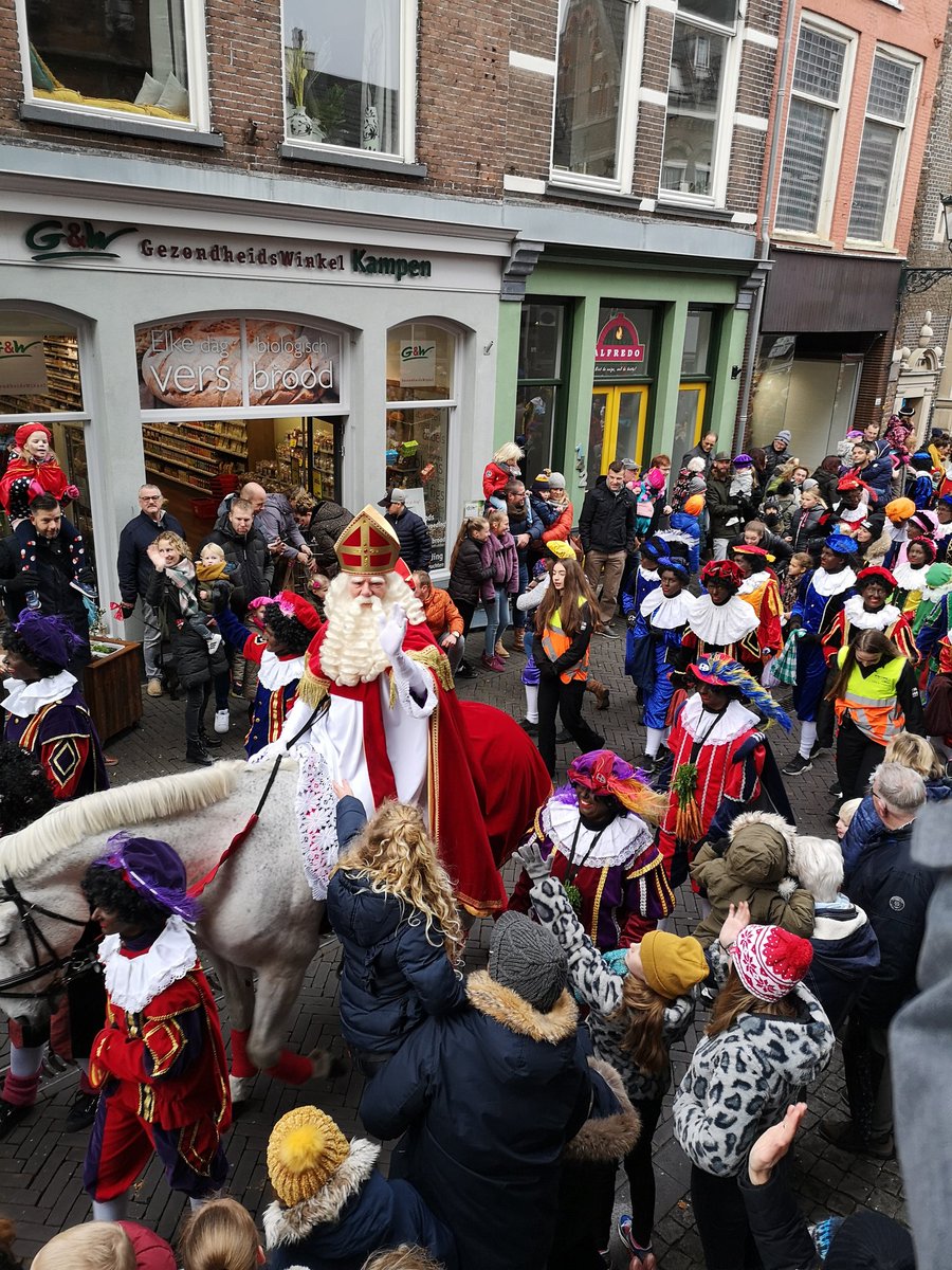 danielvanveen's tweet photo. Studenten toezicht en handhaving (HTV) van het @Deltion aan het werk tijdens de Sinterklaas intocht Kampen. https://t.co/1Pt2f28EuV