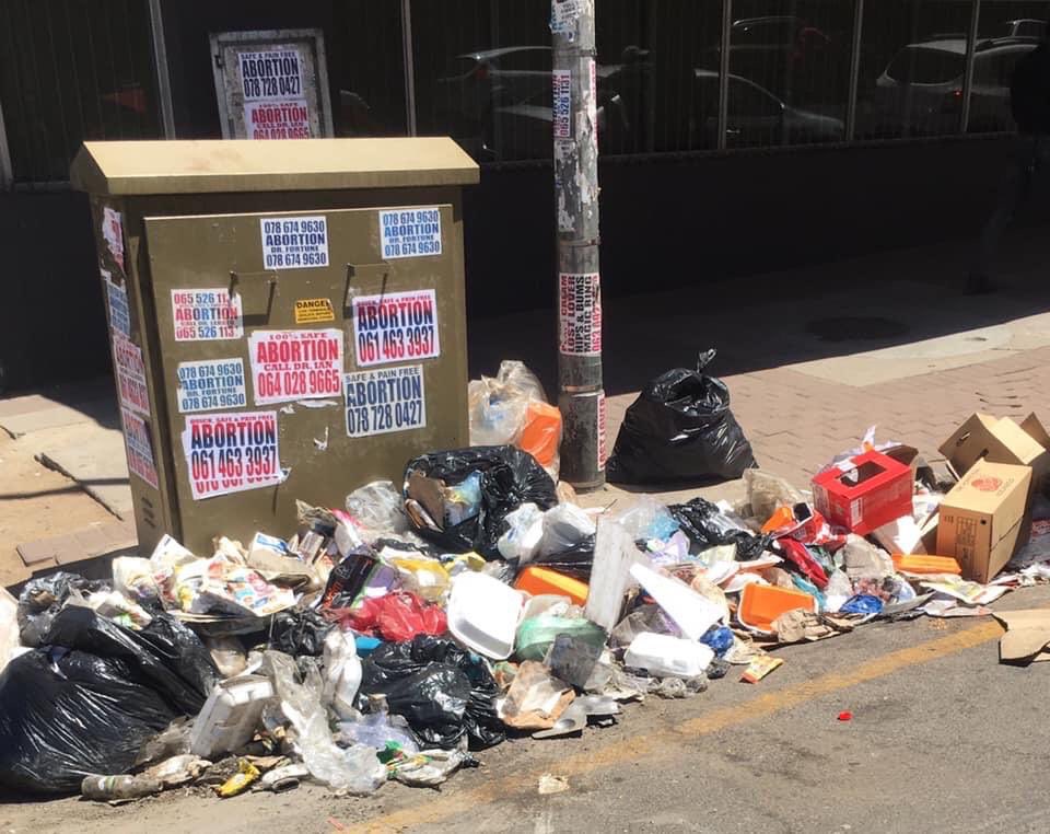 ThozamaP's tweet image. This is the conditions at Bloemfontein Mangaung Metro. Filthy town, no municipal services. Potholes everywhere, robots are not working, no traffic cops to assis. Free state is neglected 😩.