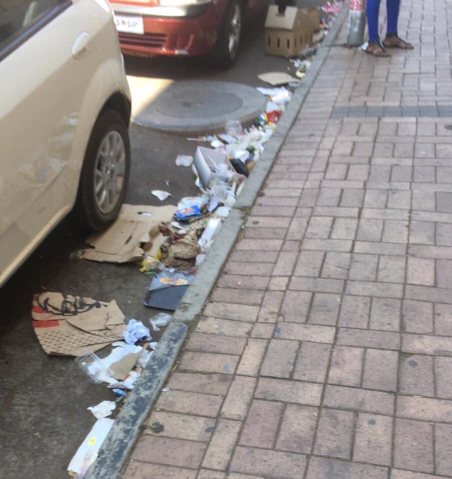 ThozamaP's tweet image. This is the conditions at Bloemfontein Mangaung Metro. Filthy town, no municipal services. Potholes everywhere, robots are not working, no traffic cops to assis. Free state is neglected 😩.