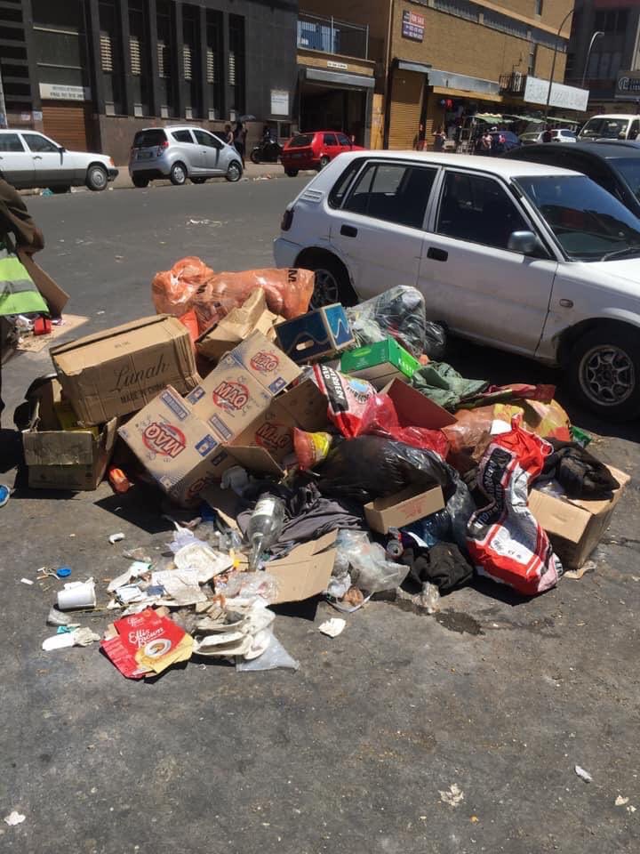 ThozamaP's tweet image. This is the conditions at Bloemfontein Mangaung Metro. Filthy town, no municipal services. Potholes everywhere, robots are not working, no traffic cops to assis. Free state is neglected 😩.