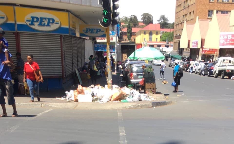 ThozamaP's tweet image. This is the conditions at Bloemfontein Mangaung Metro. Filthy town, no municipal services. Potholes everywhere, robots are not working, no traffic cops to assis. Free state is neglected 😩.