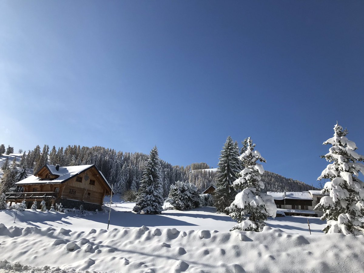VALBERGAlpesSud's tweet photo. Encore un peu de neige cette nuit... bon week-end à tous 😃 #lovevalberg https://t.co/711OQhyxXs