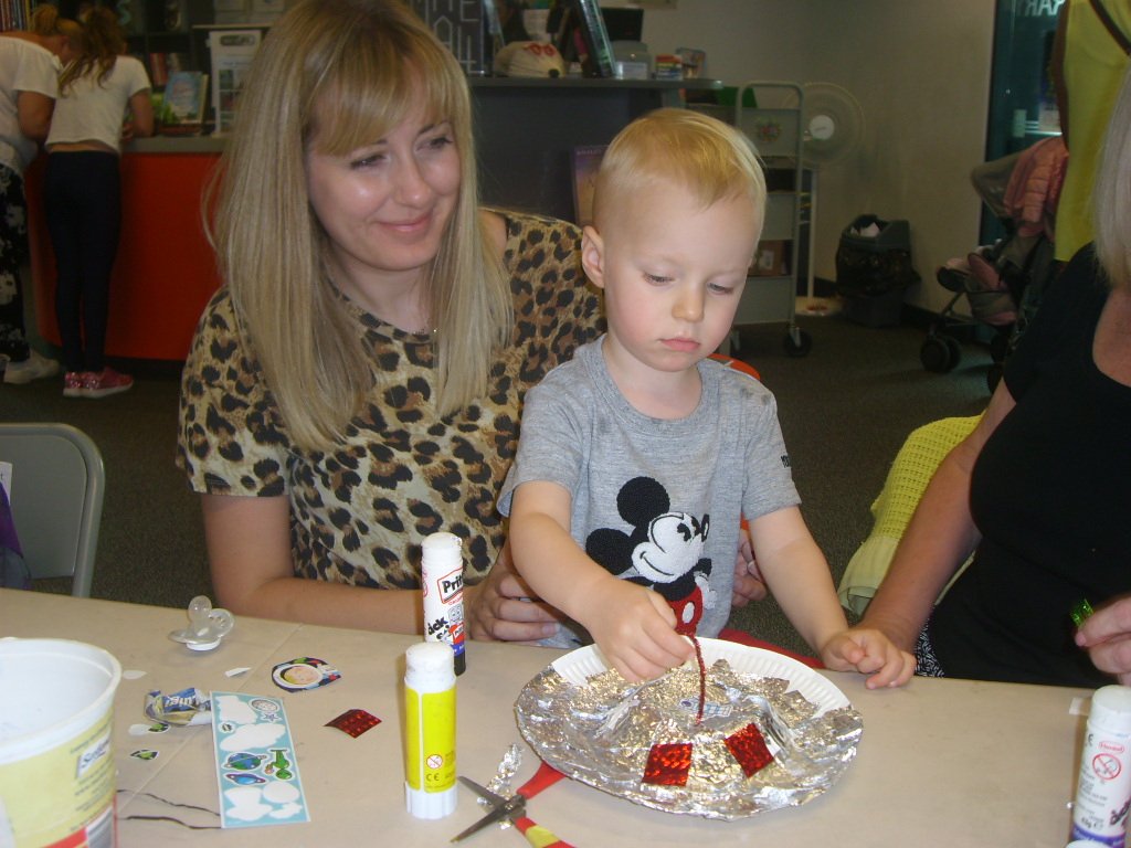 Knowsleylib's tweet photo. Isaac and his Mum are enjoying making doing the craft at #StockbridgeLibrary's 'Words and Pictures' session 
This session for the Under 5's is on every Tuesday (during term-time) between 2pm - 3pm if you'd like to join us

#OurDay #Knowsley https://t.co/shepUkqBwK