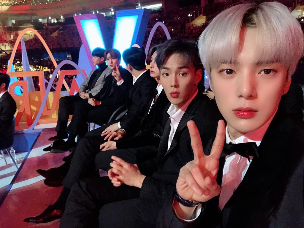 Rich__gold's tweet photo. 아이거왜이렇게 이그룹 정체성같냐.. 
민혁:시도때도없이이쁜척하고셀카찍음 셔누:언제나어리둥절함 형원:집가고싶음 기현:뭔가또유교남처럼손가락들고막내에게잔소리중 창균:그런형말들을생각없음 주헌:거북목 https://t.co/CldrgnUwPk