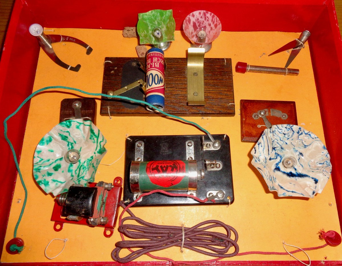 MullardAntiques's tweet photo. 1920s 'The Kay Electrical Outfit.' Original, Boxed, Vintage Electrical #CollectorsToy Made by Kay Sports Co, London https://t.co/yvXyEJwwaA #vintage #collectables #movieprop #vintagetoy #kaysportsco #mullardantiques #electricaloutfit #earlyelectronics #museumexhibit https://t.co/GAF8gbnFpI