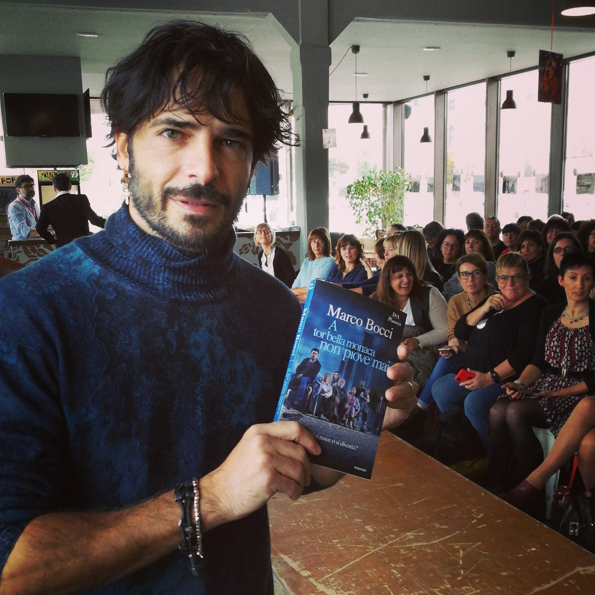 antoniolagala's tweet photo. .@MarcoBocci incontra lettrici e lettori @scrittorincitta per parlare di #aTorBellaMonacaNonPioveMai
#incontri #libridaleggere #libriefilm #scrittorincittà
#Cuneo https://t.co/7HBLf6WQgk