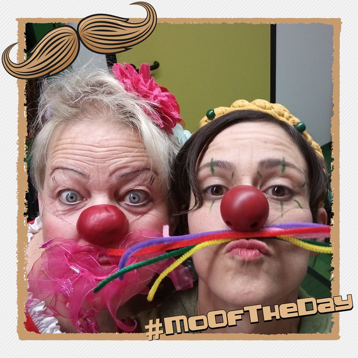 UniklinikAachen's tweet image. Geballte Frauenpower beim #MoOfTheDay 👨. Frieda und Schnickschnack von den Klinik-Clowns Aachen e.V. 🤡präsentieren ihre Oberlippen...ähh..bärte und setzen ein Zeichen für #Männergesundheit. Finden wir gut! Mach mit: Schnurrbart-Selfie an kommunikation@ukaachen.de #Movember