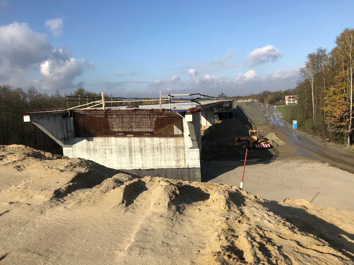 GDDKiA_Krakow's tweet photo. Na budowie obwodnicy m. #DąbrowaTarnowska trwają prace na wszystkich frontach. @GDDKiA #Małopolska #Tarnów #ŁączymyPolskę @MI_GOV_PL https://t.co/5zALTKrd4w