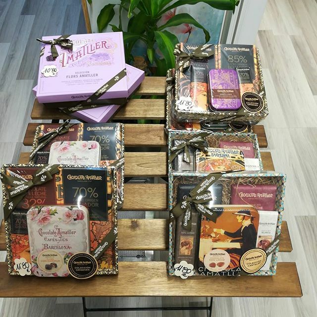 aromesrubi's tweet photo. Lotes de Chocolates Amatller
#chocolate #xocolata #amatller #simoncoll #navidad #nadal #lotes #cestaspersonalizadas #cestasdenavidad #cestasderegalo #adolescentes #chocolatenegro #chocolateconleche #xocolatanegra #amatllons https://t.co/1zlWEPsGth https://t.co/zLFS7ptg3R