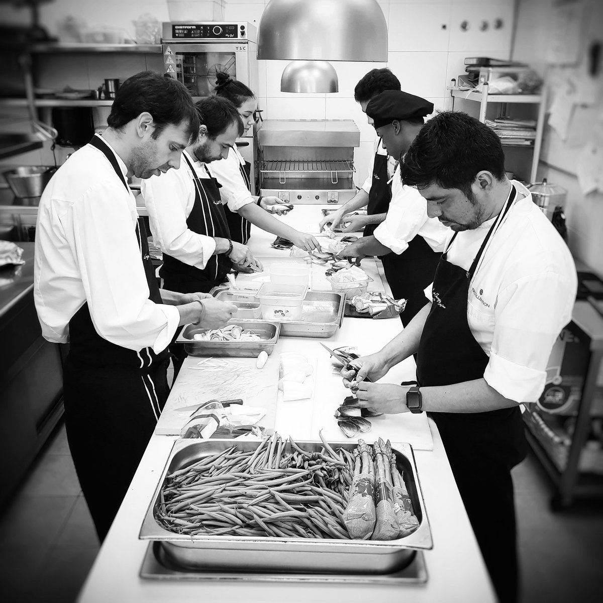 Nuestro equipo de cocina ya está en acción, ¡vamos a comernos el sábado!

#PacoRonceroRestaurante